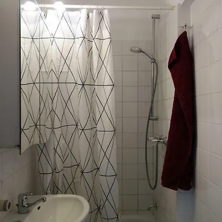 Schone Altbauwohnung Mit Balkon בית אירוח